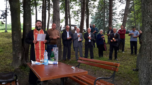 Сећање на жртве комуниста: Служен парастос поред јаме на Стражици (ВИДЕО)